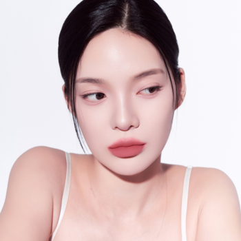 Modelka z matowym tintem do ust Muzigae Mansion Oddy, delikatnie rozmazany efekt, widok z boku.