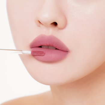 Muzigae Mansion tint do ust Whisper aplikowany na usta, matowy róż, trwałe wykończenie, widoczny aplikator.