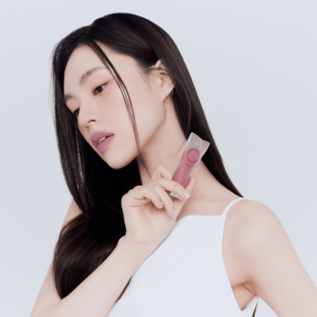 Kobieta z długimi włosami prezentuje matowy tint do ust Muzigae Mansion Posh w różowym odcieniu, jasne tło.