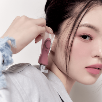 Kobieta trzyma matowy tint do ust Muzigae Mansion w odcieniu Behind, ukazując usta i policzki w tej samej tonacji.