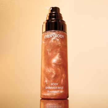 Everybody London Body Shimmer Mist, miedziana, błyszcząca mgiełka w butelce z pompką, widok z przodu na jasnym tle.