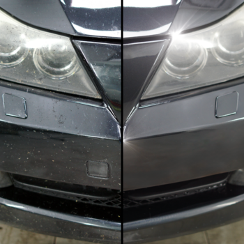 Przedni widok ciemnego samochodu. Lewa strona z matowym, brudnym reflektorem (przed renowacją), prawa lśniącym (po).