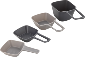 Zestaw czterech plastikowych miarek do karmy, w kolorach szarym i beżowym, ułożone ukośnie.