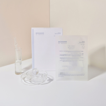 mixsoon BIFIDA Mask Pack, rewitalizująca maska z BIFIDA, biała saszetka i pudełko, fiolka, pastelowe tło.
