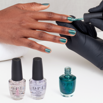 Lakier OPI Yuletide Sweetings: osoba nakłada głęboki zielony lakier z niebieskim połyskiem, widoczne 3 butelki OPI.