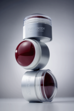 Trzy kremowe róże w sztyfcie Cream Blush Cosmic Flush z burgundowym kolorem, srebrne obudowy, ułożone pionowo.