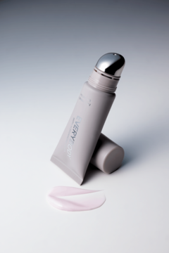 Plumping Face Primer EVERYLOOP, szara tubka pochylona ze srebrną zakrętką i różowym swatche kremu.