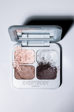 Mini Eyeshadow Palette Eclipse, otwarta, z pokruszonymi chłodnymi cieniami Everybody London.