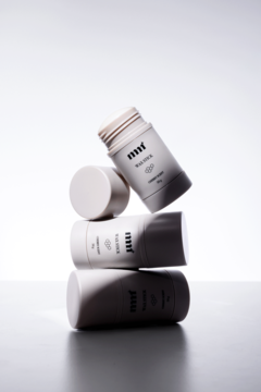 Miff Wosk do Włosów w sticku, wygładzający, wiśniowy, 3 białe opakowania ułożone w stos.