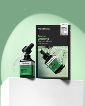 Mediheal Teatree serum z uniesionym zakraplaczem oraz czarna maska w płachcie, na białym postumencie.