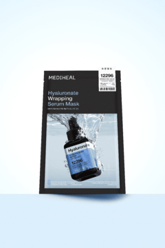 Czarna maska w płachcie Mediheal Hyaluronate Wrapping Serum z butelką z kroplomierzem, widok z przodu.