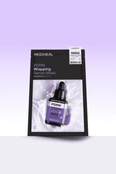 Pionowa, ciemnoszara saszetka maski MEDIHEAL PDRN Wrapping Serum z grafiką fioletowego serum na fioletowo-białym tle.