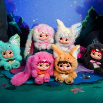 Zestaw pięciu pluszowych lalek w zwierzęcych strojach: króliki (różowy, tęczowy, morski, czarny) i lis, na tle lasu.