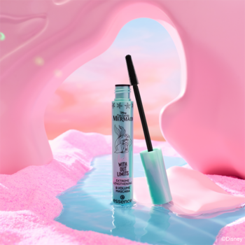 Essence The Little Mermaid Extreme Length & Volume Mascara w akwamintowej tubce, obok czarna szczoteczka na różowo-niebieskim tle.