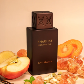 Brązowe perfumy Shaghaf Amber Infusion, butelka z teksturowanym korkiem, otoczona owocami i bursztynowymi żywicami.