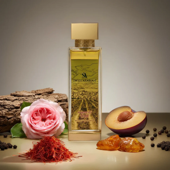 Perfumy Enigma of Taif, butelka z krajobrazem, złota nakrętka, obok różowa róża, szafran i śliwka na beżowym tle.