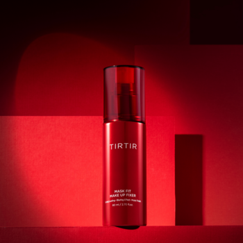 Czerwona butelka TIRTIR Mask Fit Make Up Fixer Daily Hydration Mist z pompką na czerwonym tle.