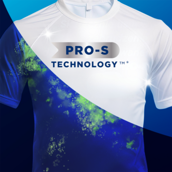 Biała koszulka z niebiesko-zielonym wzorem i srebrnym napisem "PRO-S TECHNOLOGY™" – Coccolino Wonder Wash Sensitive.