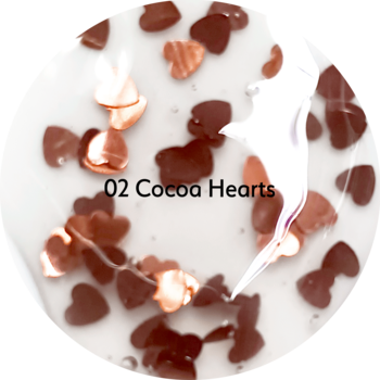 Miedziane i brązowe serca "02 Cocoa Hearts" zatopione w przezroczystym żelu, widok z bliska.