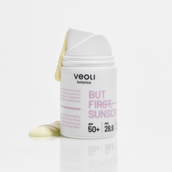 Veoli Botanica But First Sunscreen SPF 50+ w białej butelce z pompka, z widocznym kremem wyciekającym z aplikatora.