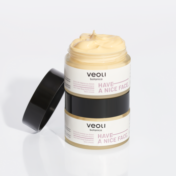 Veoli Botanica Have a Nice Face, nawadniający krem w dwóch słoiczkach. Jeden otwarty, obok leży czarna nakrętka.