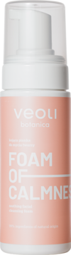 Biała butelka Veoli Botanica Foam Of Calmness, kojąca pianka oczyszczająca z różową etykietą, widok z przodu.