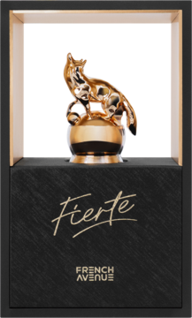 Złota rzeźba wilka na kuli w szklanej gablocie, czarna podstawa z napisem 'Fierte French Avenue'.