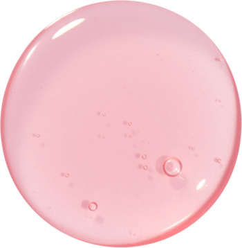 Zbliżenie na lśniącą, różową kroplę nawilżającego olejku Kaja Juicy Glass Lip Oil Rose Hip Spritz, z widocznymi pęcherzykami.