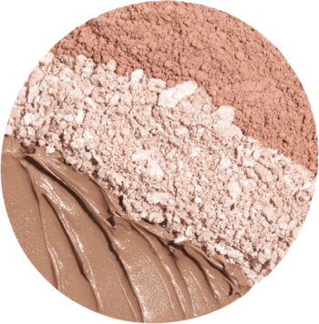 Zbliżenie palety Kaja Play Bento Sugar Cookie: brązowy bronzer, jasny rozświetlacz w pudrze i kremowy róż.