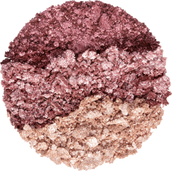 Zbliżenie na Kaja Beauty Bento Rosewater: rozgniecione, iskrzące trio cieni do powiek różowo-beżowe.