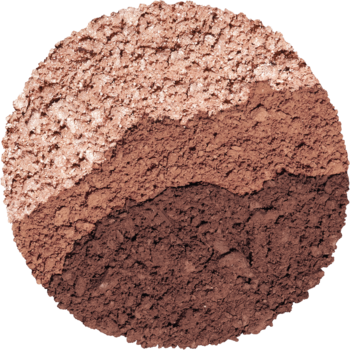 Trio cieni Kaja Beauty Bento Chocolate Dahlia, przekrój: trzy pudrowe warstwy brązów, od beżu po głęboki brąz.