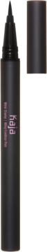 Czarny eyeliner Kaja Wink Stamp w pisaku z precyzyjną końcówką, obok odłożona skuwka.