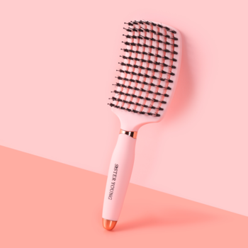 Różowa wentylowana szczotka Ovia Sister Young z włosiem dzika, widok z góry na dwutonowym różowym tle.