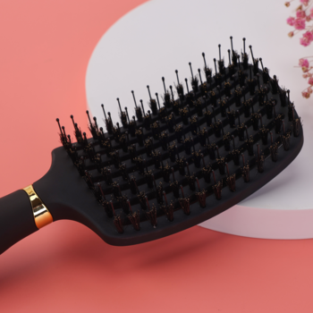 Czarna, wentylowana szczotka Ovia Sister Young z włosiem dzika i nylonowymi szpilkami, widok pod kątem na różowym tle.