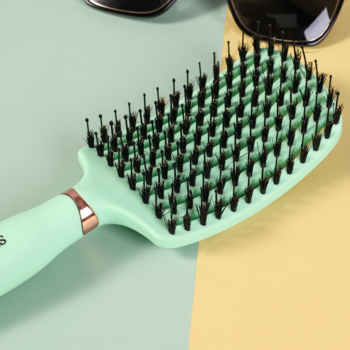 Wentylowana miętowa szczotka Ovia Sister Young z włosiem dzika i nylonowymi szpilkami, widok pod kątem na szczotkę do włosów.