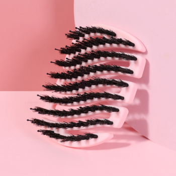 Mini szczotka MILA Pocket Sister Young w kolorze różowym, z włosiem dzika i nylonem, widok z boku, na różowym tle.