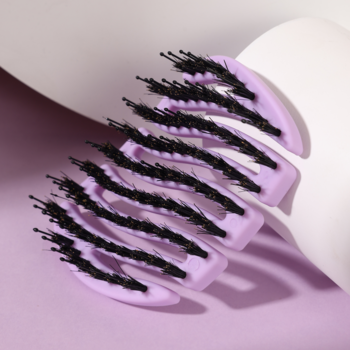 MILA Pocket Sister Young mini szczotka, elastyczna, lawendowa, z czarnym włosiem dzika i nylonowymi szpilkami, zbliżenie.