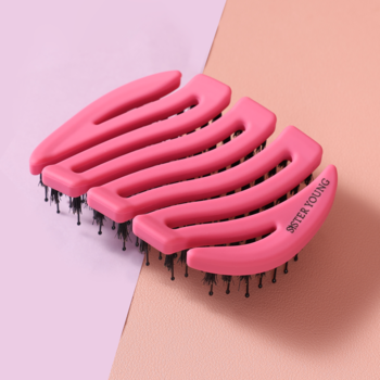 Różowa wentylowana szczotka MILA Pocket Sister Young z włosiem dzika, widok pod kątem na pastelowym tle.