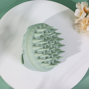 Miętowy, hipoalergiczny masażer AURA do mycia głowy z silikonowymi wypustkami, widok z góry.