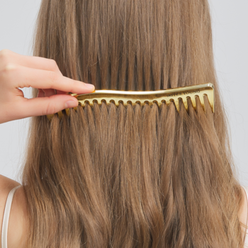 Antystatyczny grzebień ZURI Sister Young Gold rozczesuje długie, brązowe włosy, widok z tyłu.