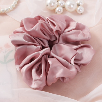 Różowa scrunchie LILU Sister Young z marszczonego szyfonu, widok z góry, delikatna i elegancka ozdoba do włosów.