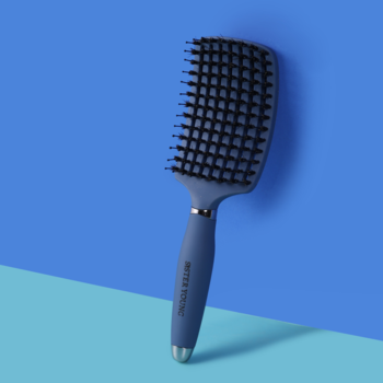 Niebiesko-szara szczotka Ovia Sister Young z włosiem dzika i wentylacją, widok skośny na niebieskim tle.