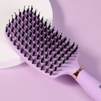 Fioletowa szczotka Ovia Sister Young z włosiem dzika i nylonowymi szpilkami, zbliżenie na głowicę, na pastelowym tle.