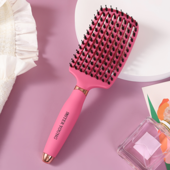 Różowa wentylowana szczotka Ovia Sister Young z napisem na rączce, czarne nylonowe szpilki, widok z góry.