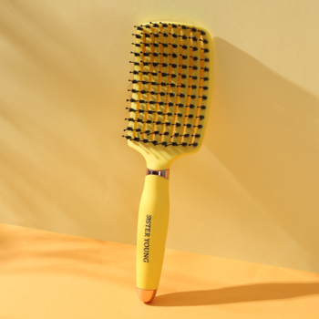 Żółta wentylowana szczotka Ovia Sister Young z włosiem dzika, stojąca na żółtym tle, widok z przodu.