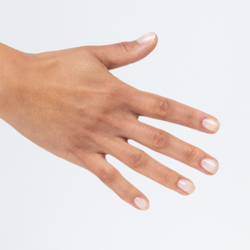 Półotwarta dłoń z naturalnymi paznokciami, przygotowana pod bazę hybrydową Semilac Collagen Base Milky Shine.