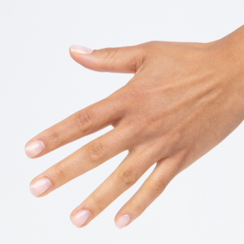 Dłoń z naturalnymi paznokciami, podkreślonymi jasnoróżową bazą hybrydową Semilac Collagen Base Soft Pink.
