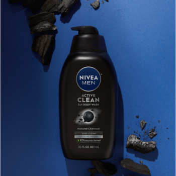 Nivea Men Active Clean 3w1 żel pod prysznic z węglem, czarna butelka z pompką na niebieskim tle z węglem.