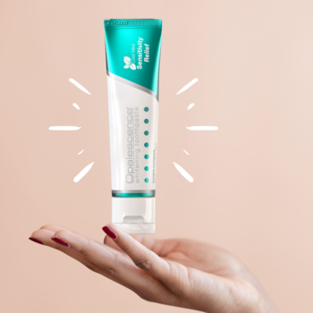 Turkusowa tuba pasty Opalescence Sensitivity Relief Whitening, unosząca się nad dłonią na pastelowym tle.