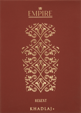 Ciemnoczerwone opakowanie perfum Empire Regent Khadlaj+ z misternym, złotym wzorem butelki i logotypami.